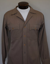 Load image into Gallery viewer, Vintage 40s Khaki Gabardine Wool Camp Shirt Size Small to Medium